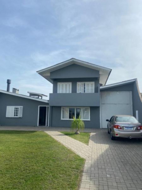 Casa grande com jardim